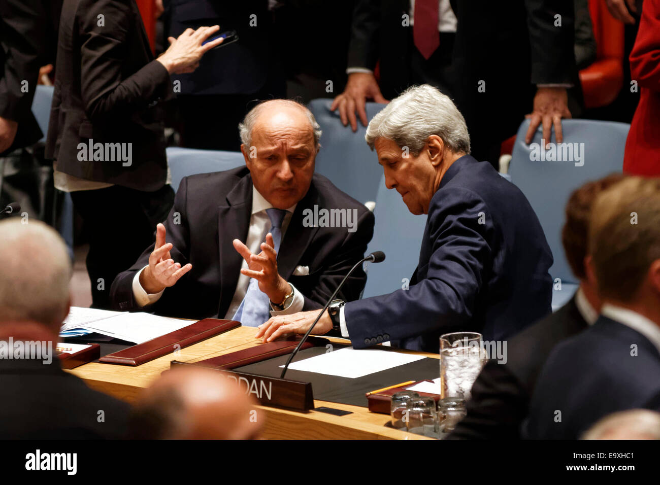 Negli Stati Uniti il Segretario di Stato John Kerry chat con il Ministro degli esteri francese Laurent Fabius Foto Stock