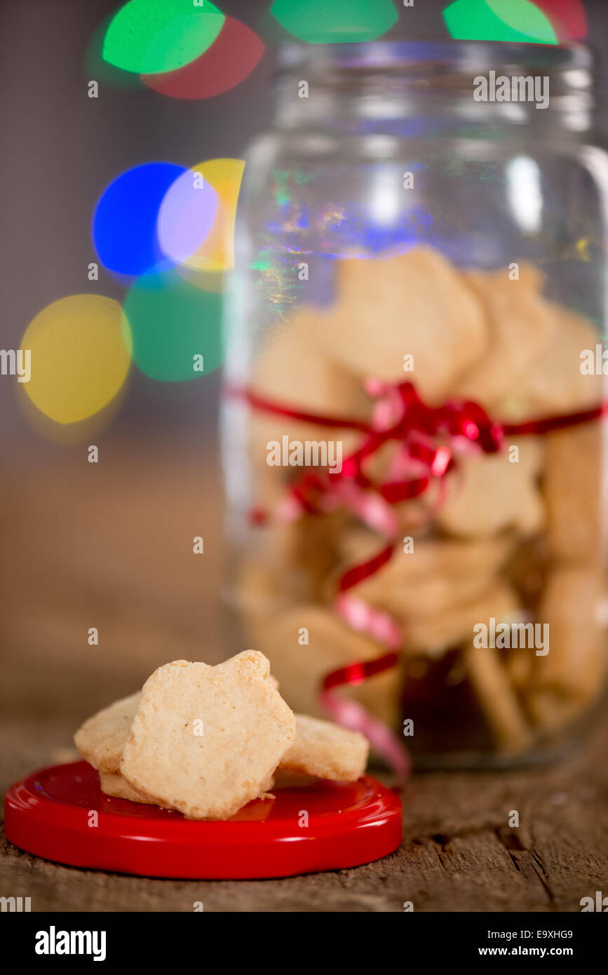 Un vasetto di Hanukkah ( o vacanze ) i cookie con fuori fuoco luci in background Foto Stock