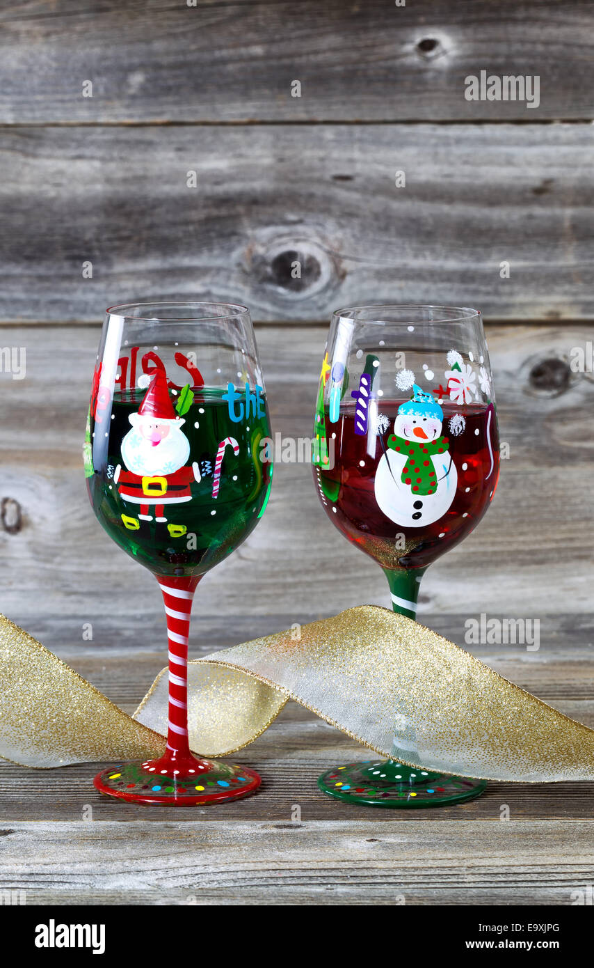 L'immagine verticale di vacanza bicchieri, riempito di bevanda, sul legno rustico Foto Stock