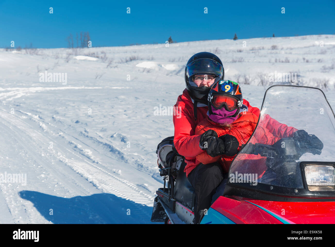 Donna e bambina la lavorazione della neve, in inverno, Petersville centromeridionale, Alaska, Alaska, Stati Uniti d'America. Foto Stock