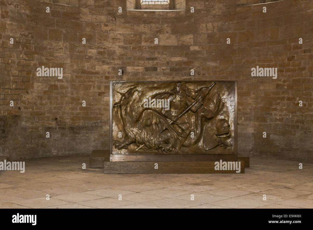 Gli interni di San Giorgio nella basilica di Praga: antiche sculture Foto Stock