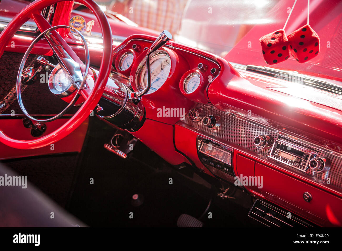 Rosso brillante, anni cinquanta classic Chevy Bel Air presso gli uomini di grazia Car Show in Snellville, Georgia, Stati Uniti d'America. Foto Stock