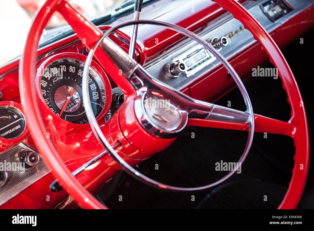 Cruscotto vista di un colore rosso brillante, Chevy Bel Air presso gli uomini di grazia Car Show in Snellville, Georgia, Stati Uniti d'America. Foto Stock