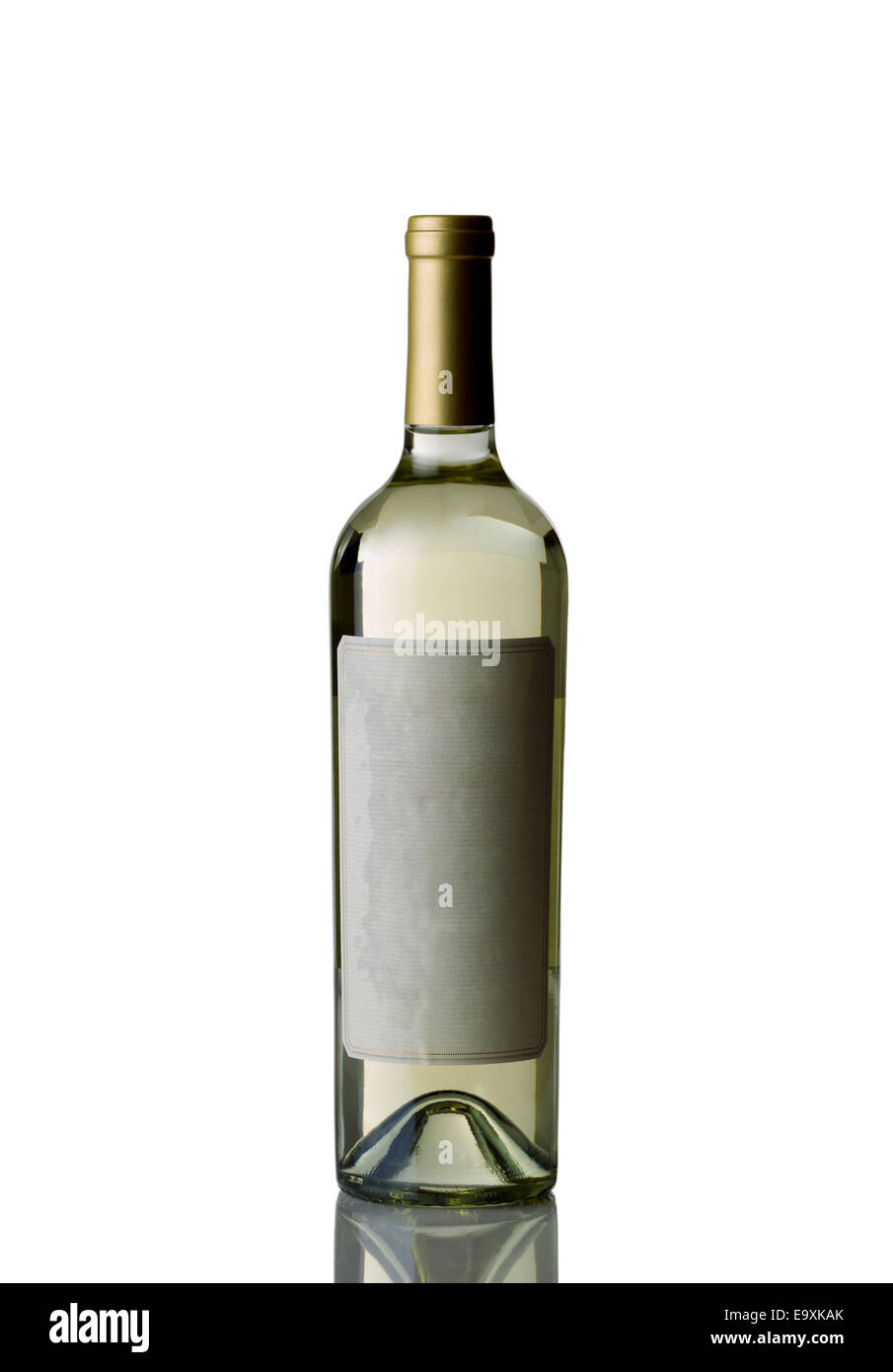L'immagine verticale di un flacone chiuso di vino bianco isolato su sfondo bianco con la riflessione Foto Stock