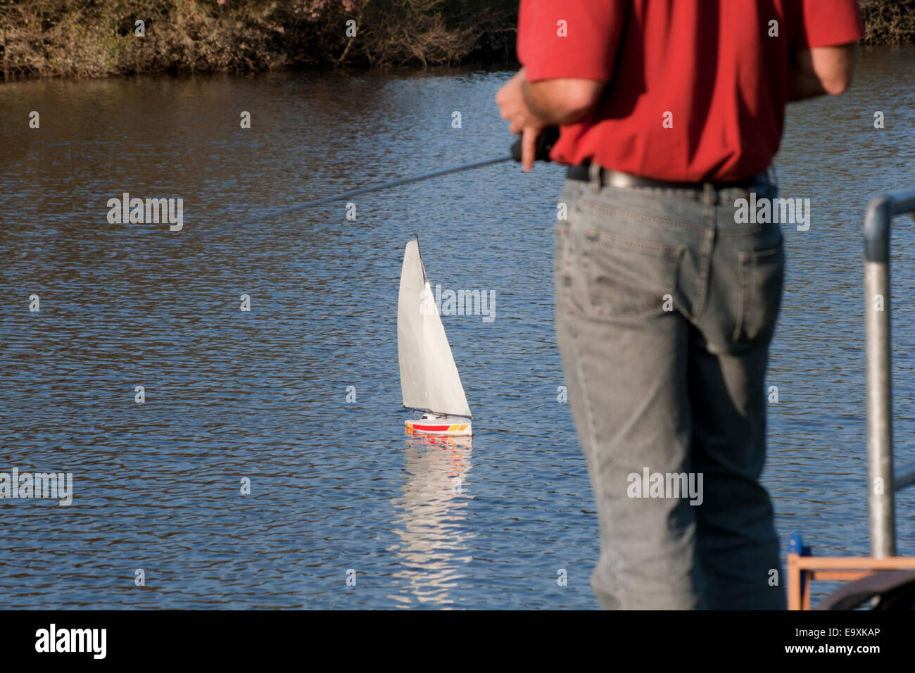 Barca modello conduce all'acqua Foto Stock