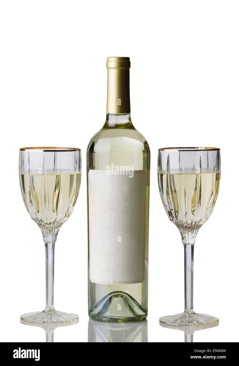 L'immagine verticale di un flacone chiuso di vino bianco, con bicchieri, isolato su sfondo bianco con la riflessione Foto Stock