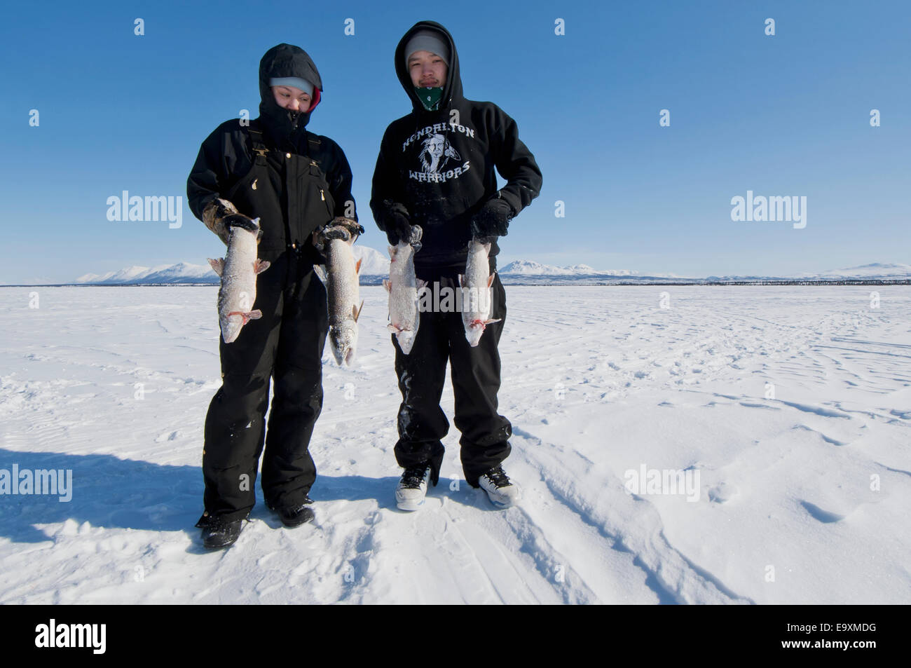 Dena'ina Athabaskan i residenti del villaggio di Nondalton mostrano le loro catture del giorno utilizzando un set reti da imbrocco, Southwestern Alaska Foto Stock