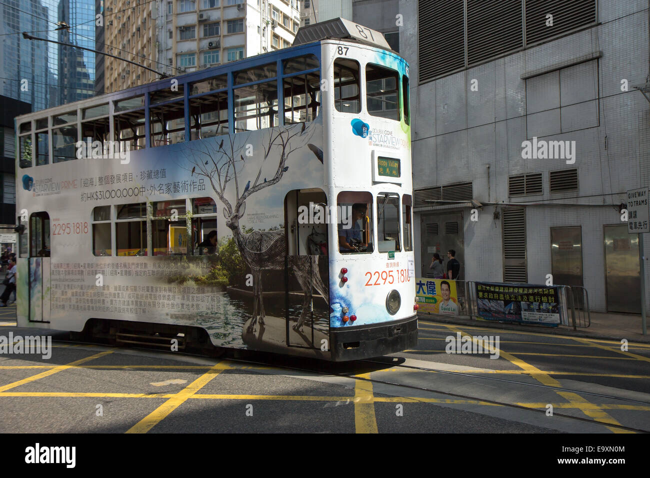 Il tram nel distretto Centrale dell'Isola di Hong Kong Foto Stock