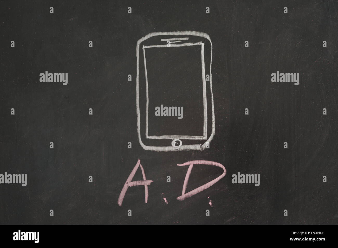 Parola di annunci con telefono cellulare sulla lavagna Foto Stock