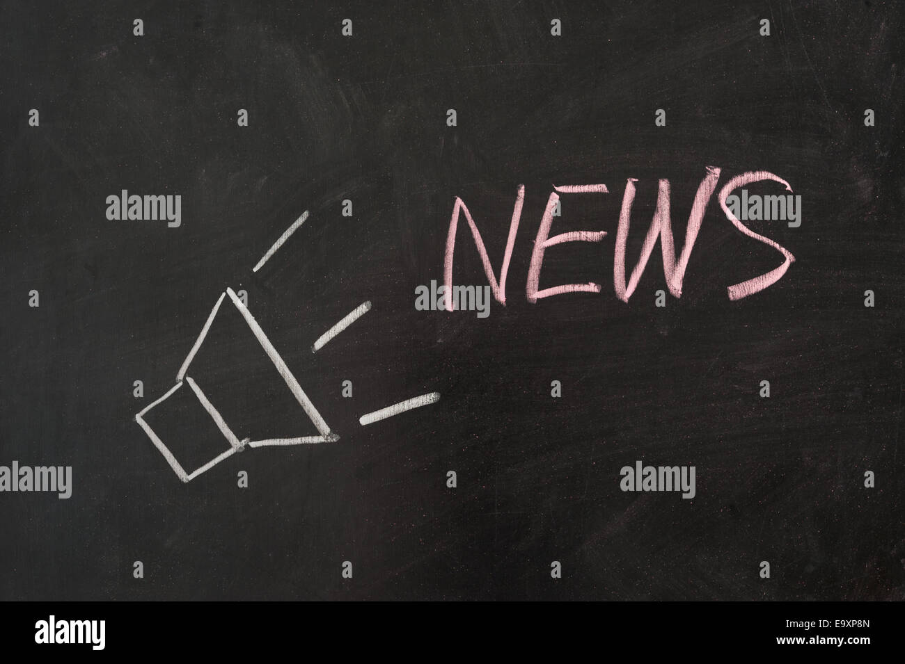 News parola con altoparlante sulla lavagna Foto Stock