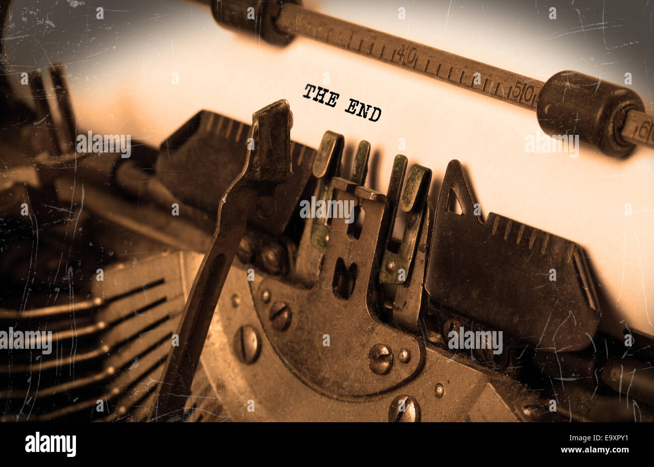 Close-up di una vecchia macchina da scrivere con la carta, il fuoco selettivo alla fine Foto Stock