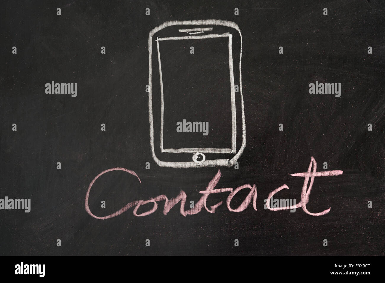 Contatto mediante il concetto di mobili disegnati su lavagna Foto Stock