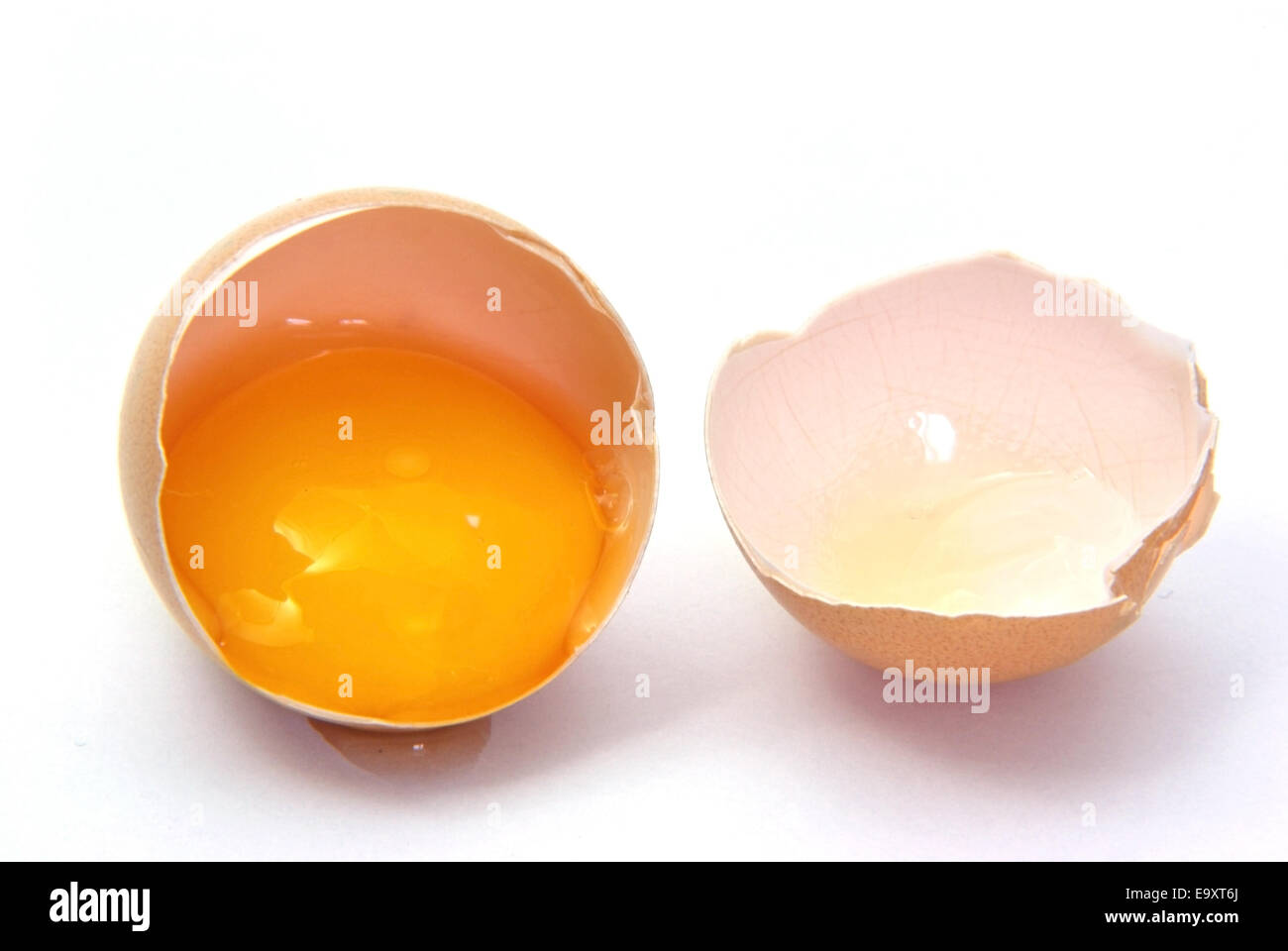 Chiudere l immagine di un uovo rotto su bianco. Foto Stock