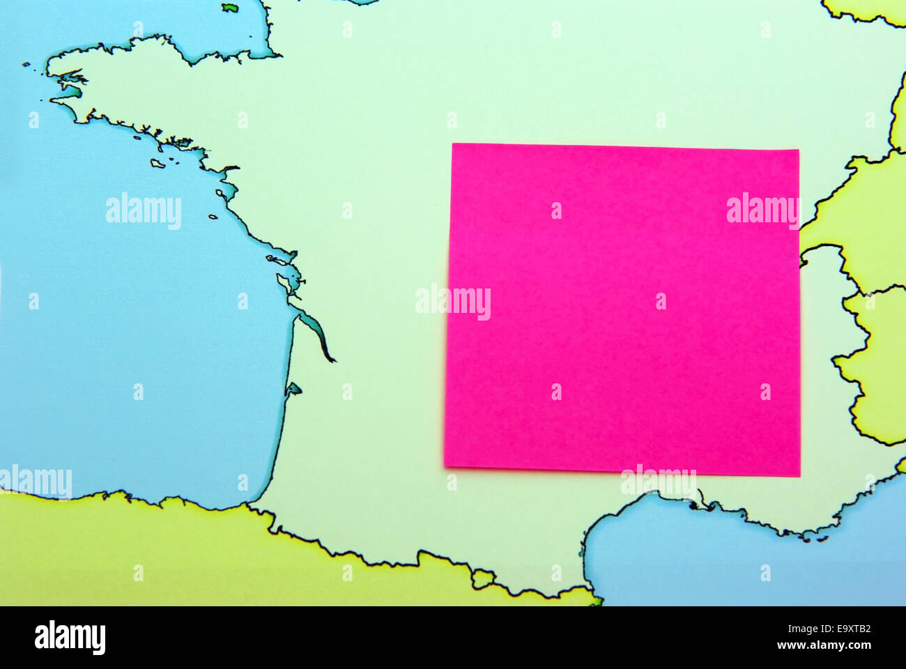 Penna e note adesive su una mappa della Francia. Foto Stock