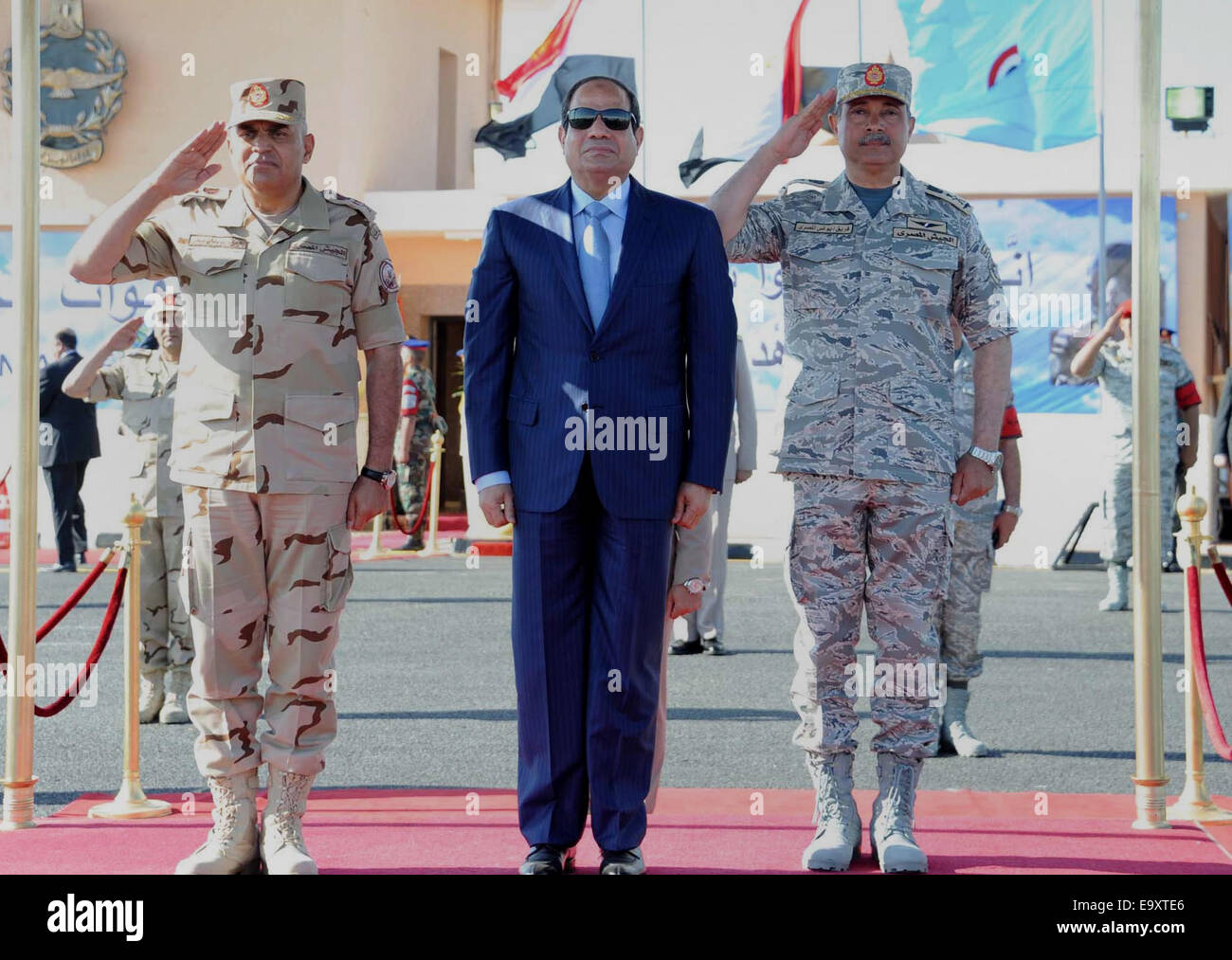 Il Cairo, Egitto. 3 Novembre, 2014. Un handout picture rilasciato il 3 novembre 2014 la presidenza egiziana mostra dell'Egitto Presidente Abdel Fattah al-Sisi arrivando a frequentare l'aria esercizi di forza come parte di Badr 2014 manovra strategica al Cairo. APAIMAGES/Presidenza egiziana © Apaimages APA/images/ZUMA filo/Alamy Live News Foto Stock