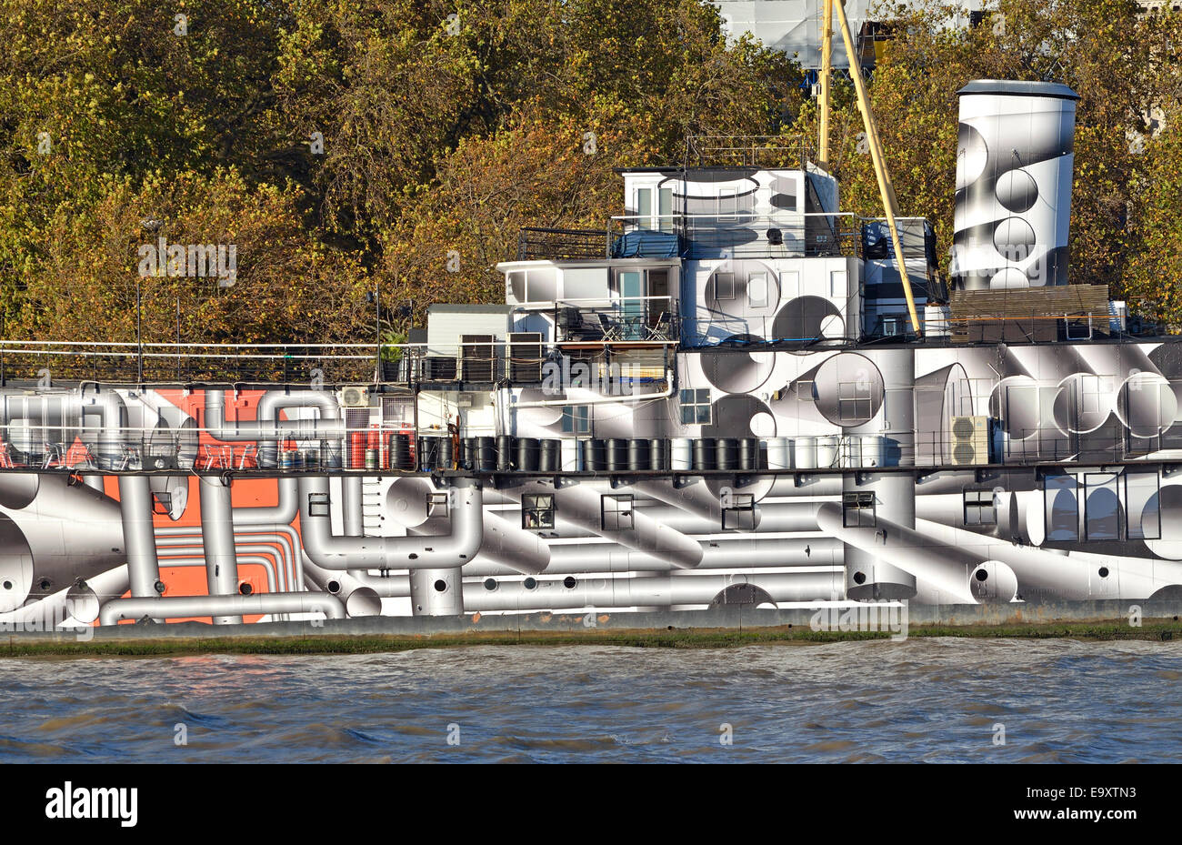 Londra, Inghilterra, Regno Unito. Nave da Guerra HMS presidente (1918) sul Fiume Tamigi. Dipinto con 'dazzle camouflage" dell'artista tedesco Tobias Foto Stock