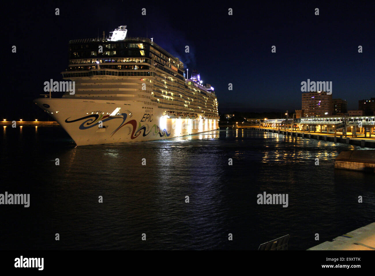 La Norwegian Cruise Line (NCL) nave da crociera "Norwegian EPIC" (325 metri) - scivoli dalla banchina al crepuscolo - Porto di Palma Foto Stock