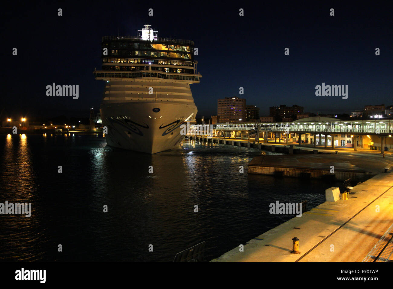 La Norwegian Cruise Line (NCL) nave da crociera "Norwegian EPIC" (325 metri) - scivoli dalla banchina al crepuscolo - Porto di Palma Foto Stock