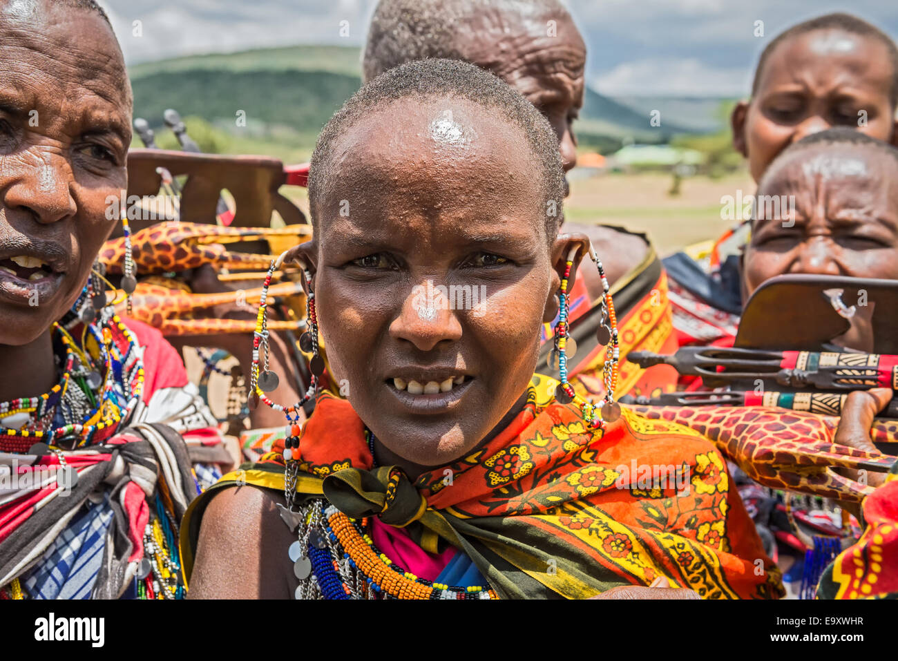 Maasai donna con gioielli tradizionali vendono souvenir fatti in casa Foto Stock