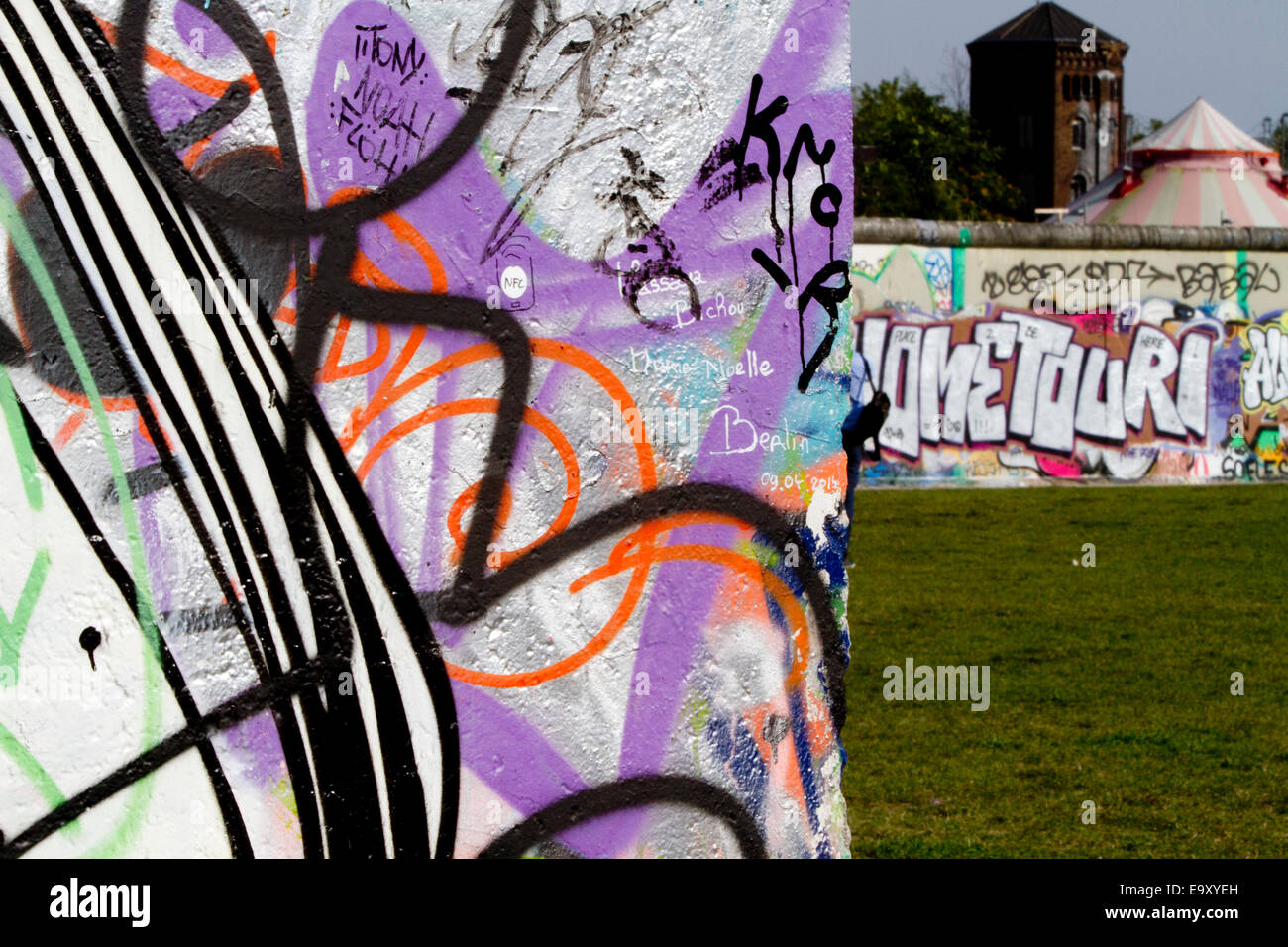 Muro di Berlino graffiti park circus edificio color Foto Stock