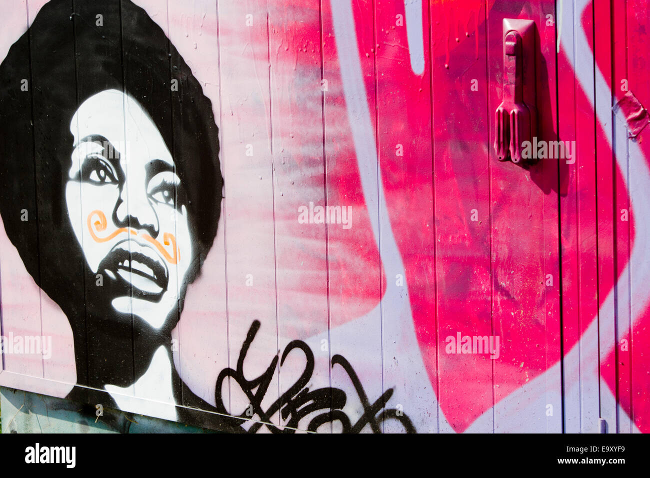 Graffiti del muro di Berlino in mattoni faccia womans baffi Foto Stock