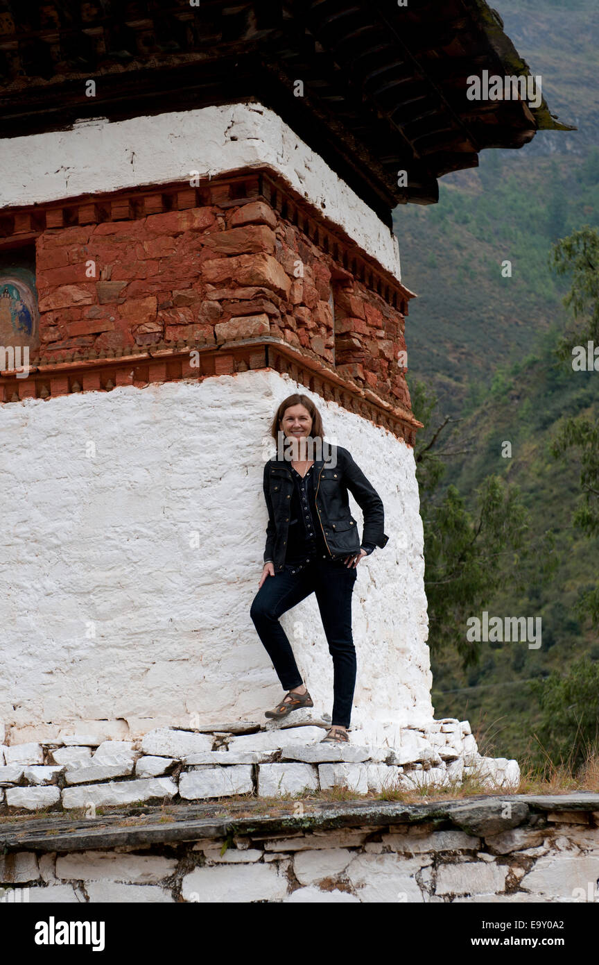 Donna in piedi a Tamchhog Lhakhang, Paro Valley, Paro distretto, Bhutan Foto Stock