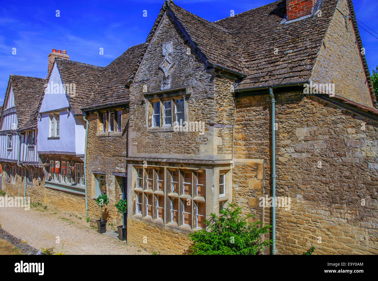 Case medioevali su una strada nel villaggio di Lacock, Inghilterra Foto Stock