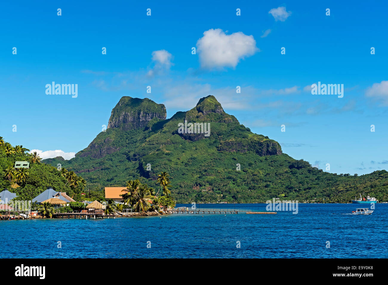 Porto di Faanui di fronte al Monte Otemanu vulcano, Faanui, Bora Bora, Polinesia Francese Foto Stock