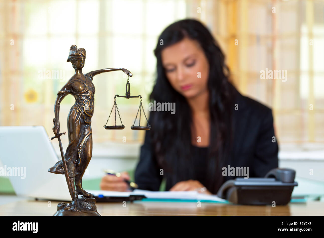Il successo di un avvocato in ufficio di giustizia la figura in primo piano. Foto Stock
