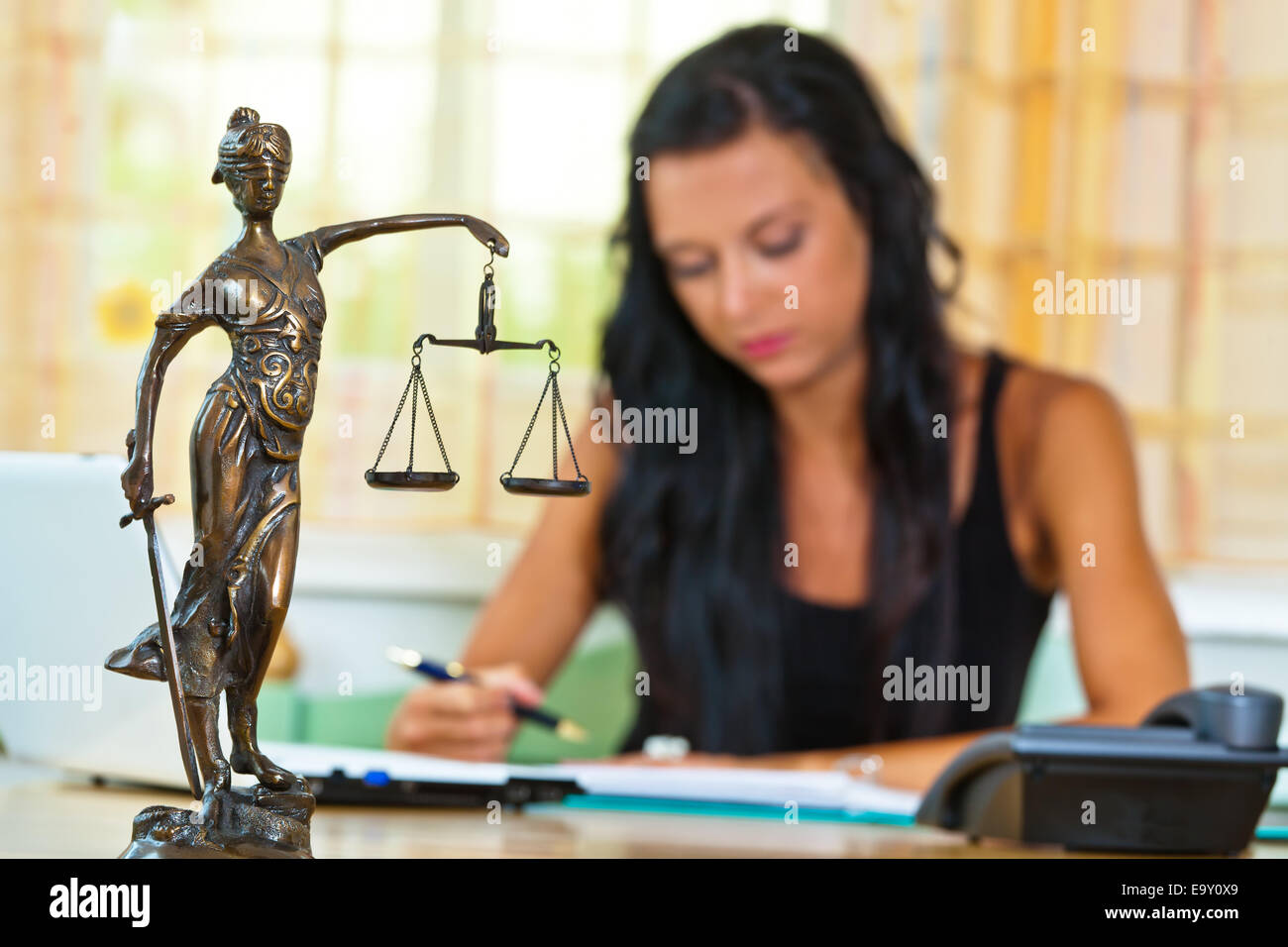 Il successo di un avvocato in ufficio di giustizia la figura in primo piano. Foto Stock