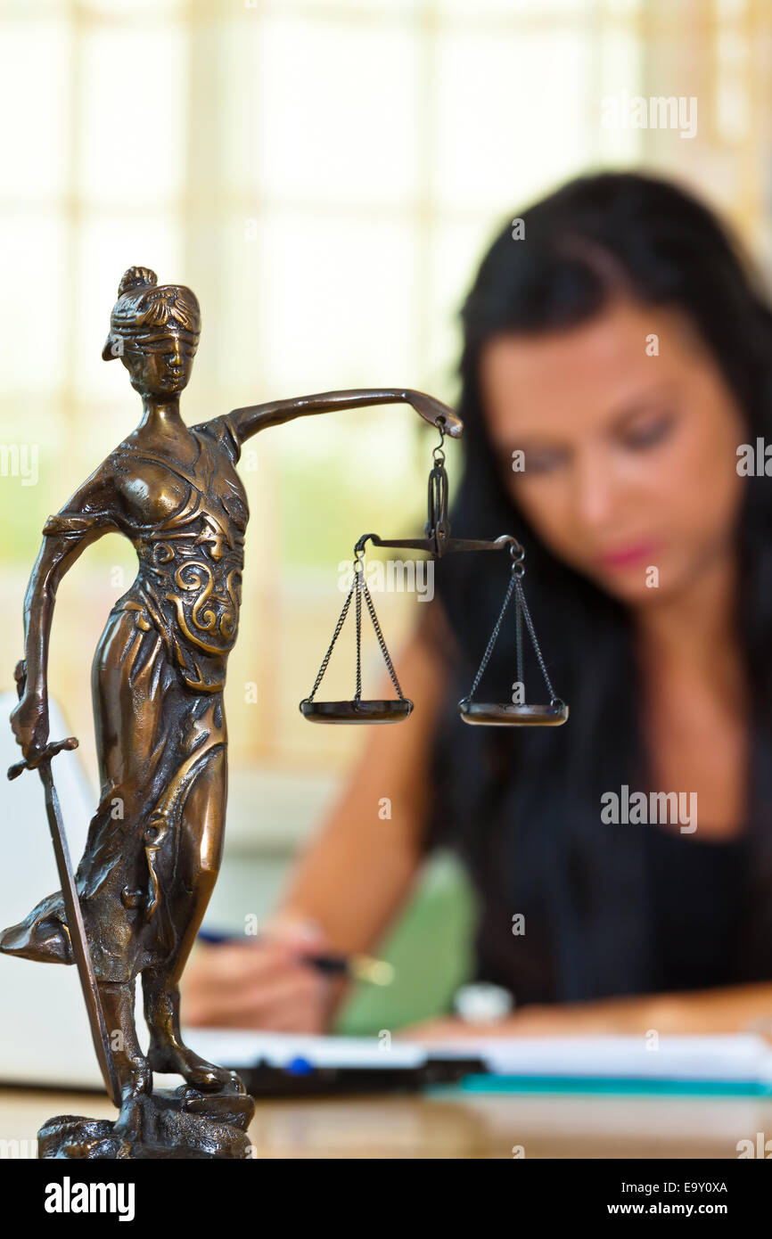 Il successo di un avvocato in ufficio di giustizia la figura in primo piano. Foto Stock