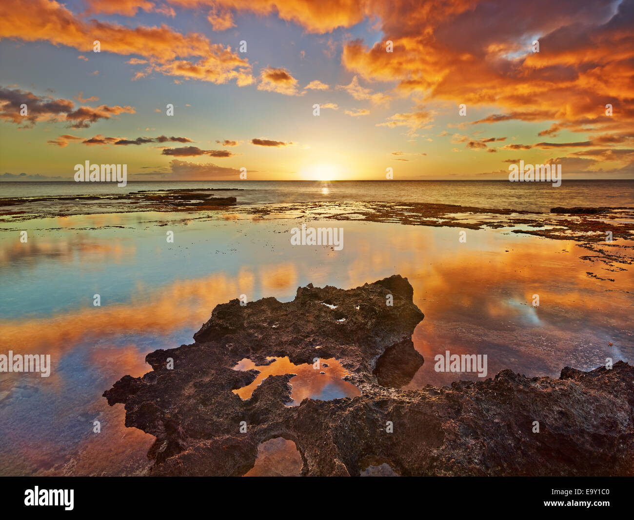 Tramonto a Ka'ena Point State Park, Oahu, Hawaii, Stati Uniti Foto Stock