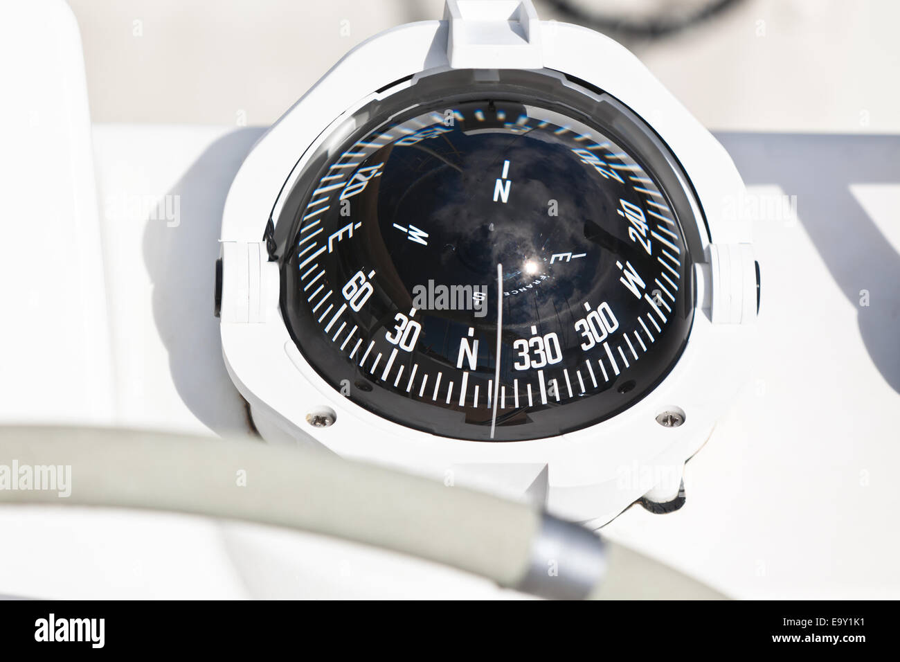 Sailing yacht compass. Chiudere orizzontale up shot Foto Stock