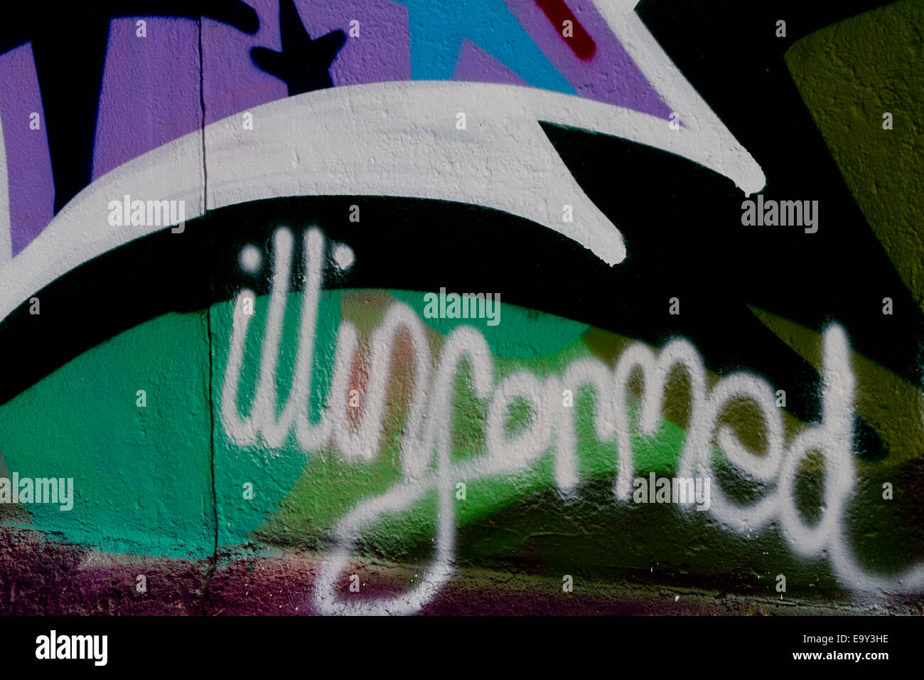 Colorate Illinformed muro di Berlino urban graffiti Foto Stock