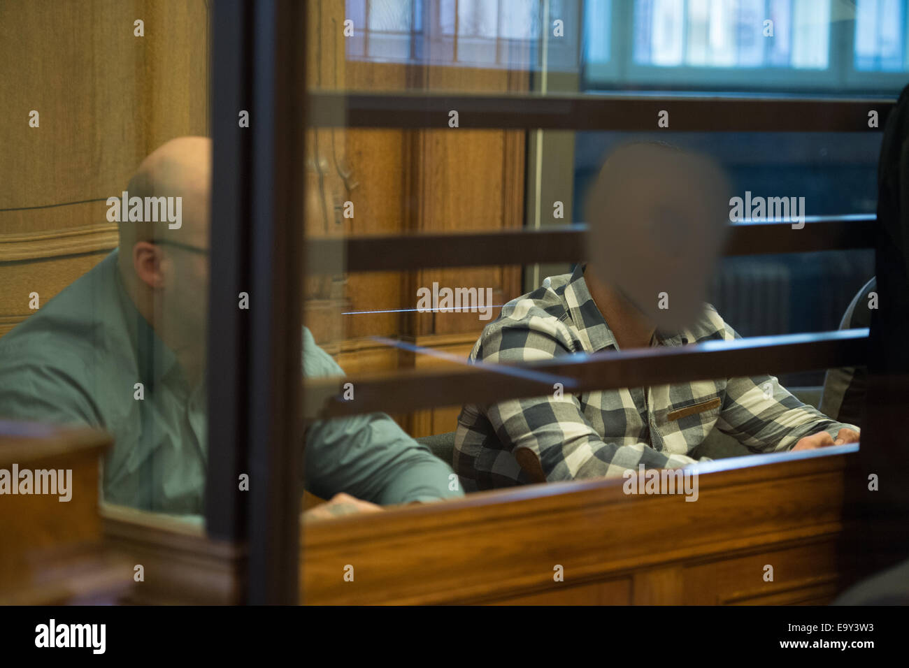 Berlin-Moabit, Germania. 04 Nov, 2014. Sospetto di Hells Angels boss Kadir P. (L) e Sardar H. sedersi nel dock in aule di tribunale presso il tribunale penale di Berlin-Moabit, Germania, 04 novembre 2014. La prova inizia martedì contro undici bikers che sono incaricati di uccidere un 26-anno-vecchio uomo in un agenti di scommesse a Berlino nel gennaio del. Foto: Matthias esitano di fronte/dpa/Alamy Live News Foto Stock