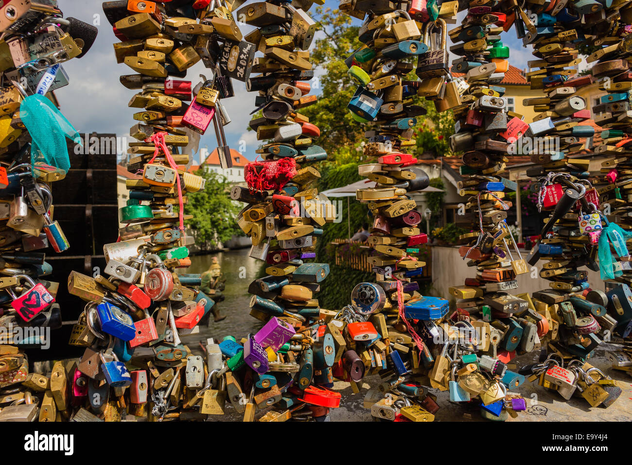 Grappolo di lucchetti colorati a sinistra da amanti sulla ringhiera di metallo sul passaggio vicino al Ponte Carlo sul fiume Moldava in pr Foto Stock