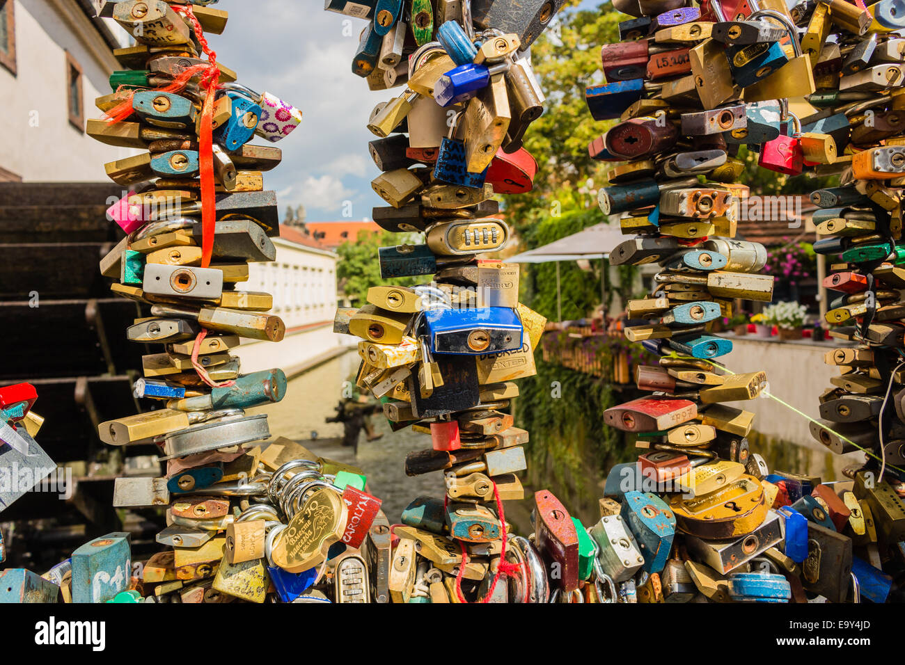 Grappolo di lucchetti colorati a sinistra da amanti sulla ringhiera di metallo sul passaggio vicino al Ponte Carlo sul fiume Moldava in pr Foto Stock