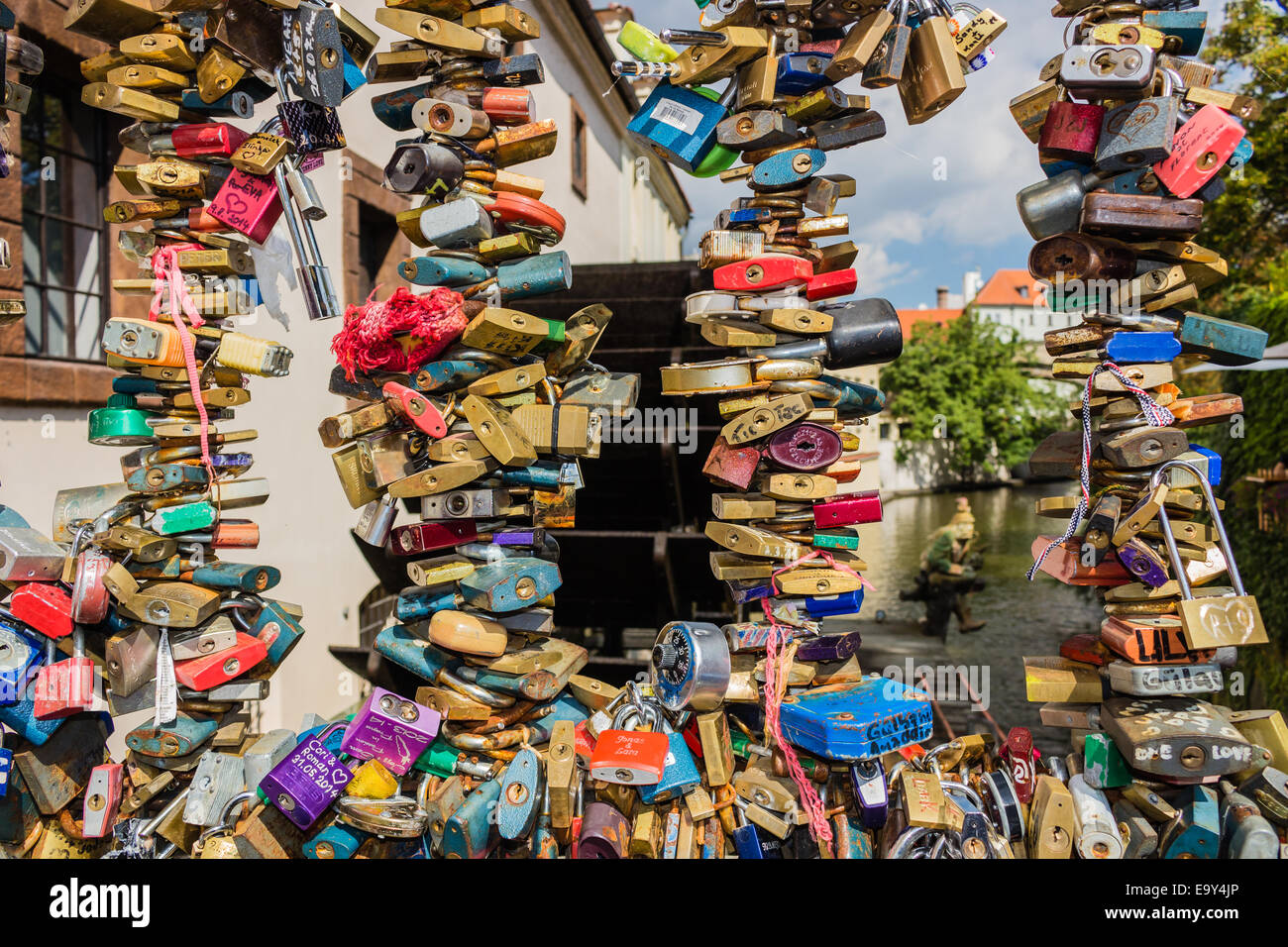 Grappolo di lucchetti colorati a sinistra da amanti sulla ringhiera di metallo sul passaggio vicino al Ponte Carlo sul fiume Moldava in pr Foto Stock