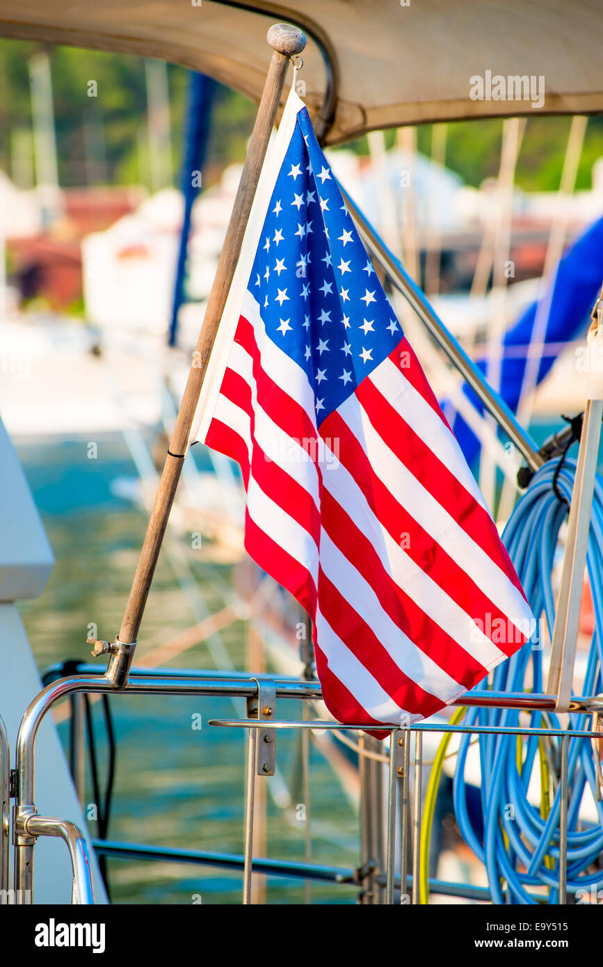Bandiera degli Stati Uniti di close-up impostato su uno yacht nel porto Foto Stock