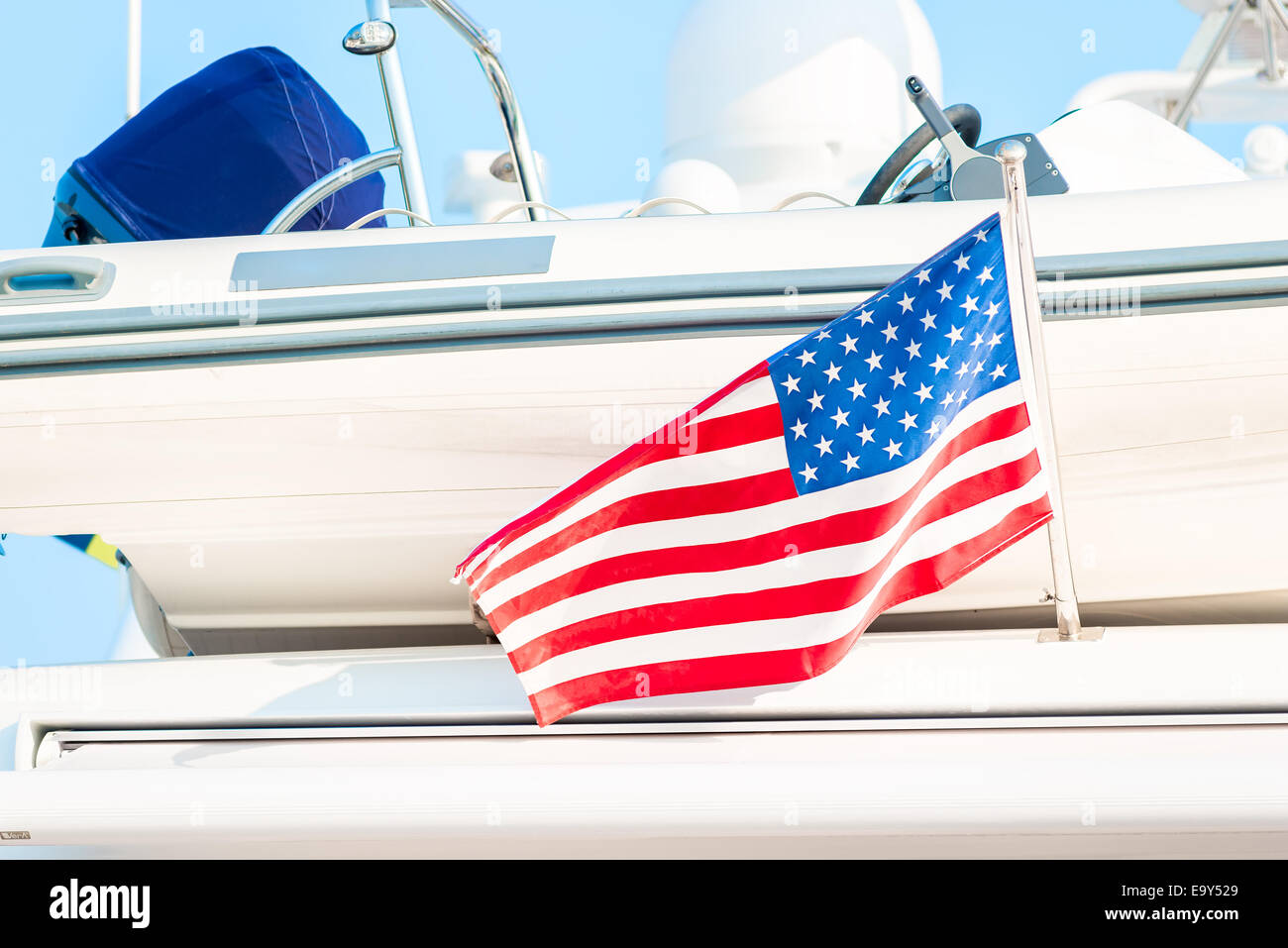 Piccoli Stati di bandiera sullo sfondo di yacht Foto Stock