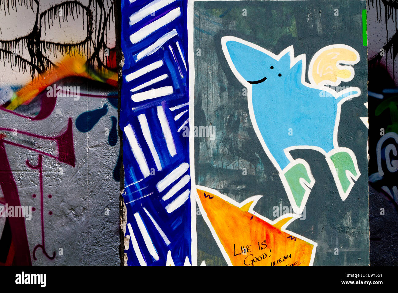 Cartoon Flying Pig muro di Berlino colouful graffiti Foto Stock