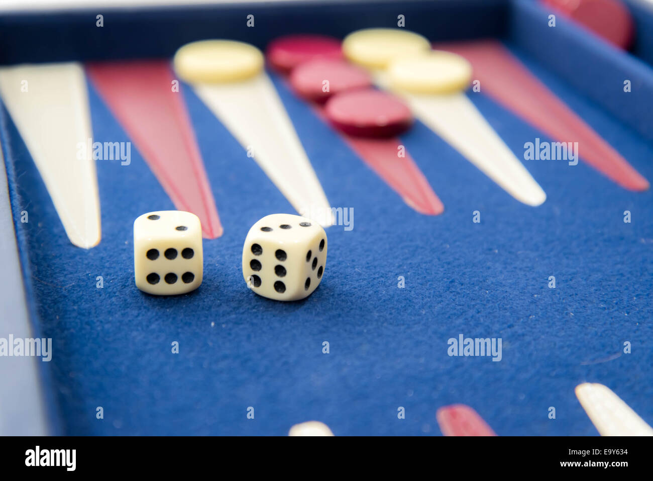 Giochi da tavolo - rosso bianco e blu set backgammon in gioco Foto stock -  Alamy