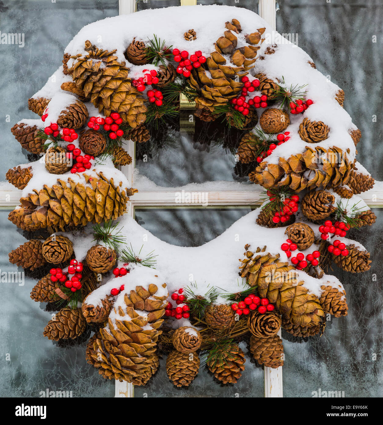 Cono di Natale corona ricoperta di neve Foto Stock