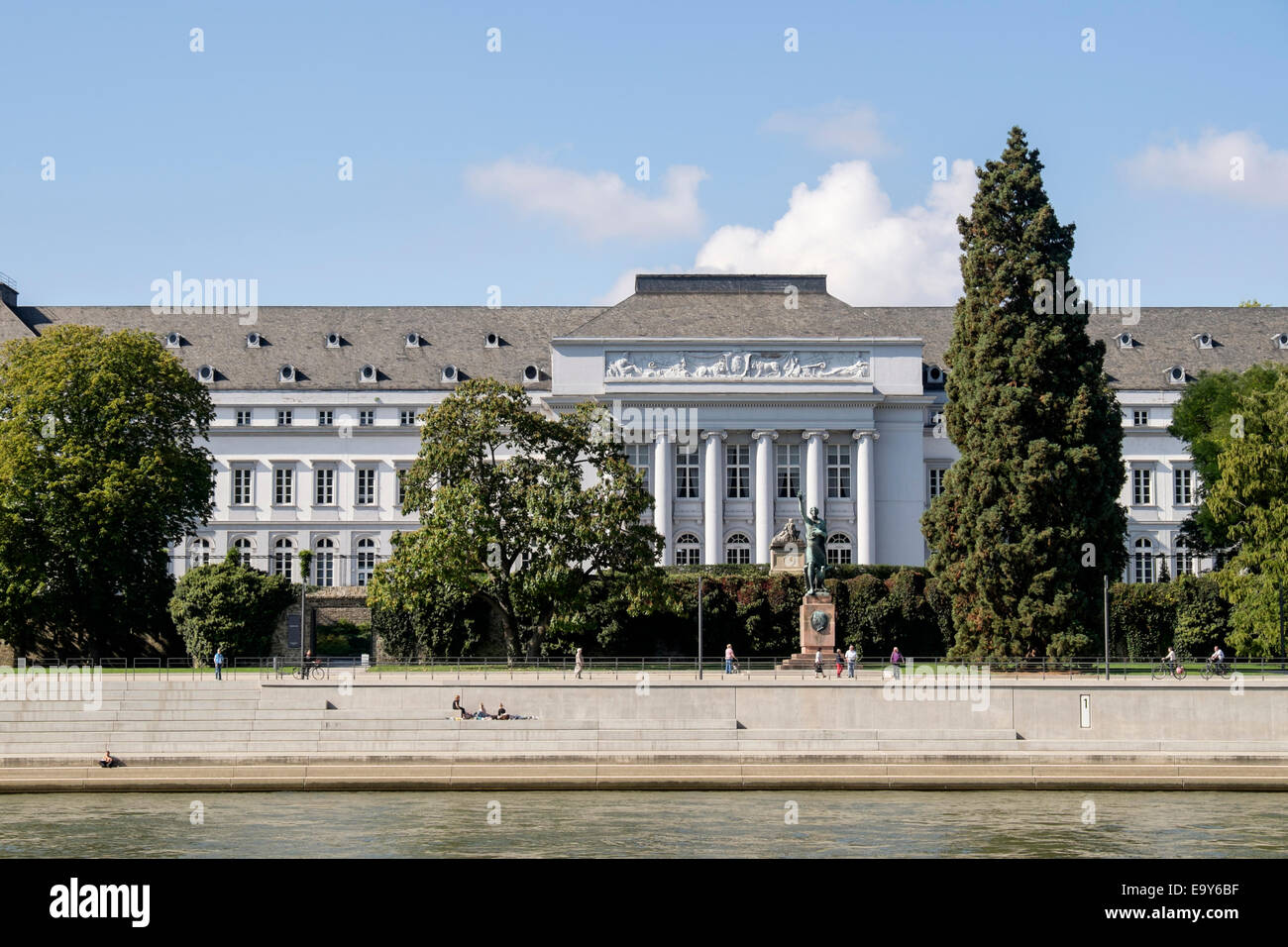 Vista sul fiume Reno al XVIII secolo Kurfurstliches Schloss o Palazzo elettorale a Koblenz, Renania-Palatinato, Germania, UE Foto Stock