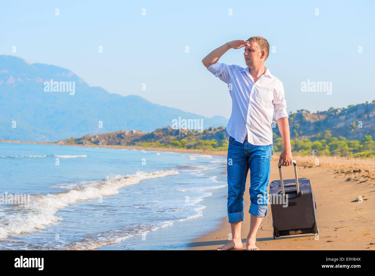 Imprenditore di successo su un isola deserta con una valigia Foto Stock