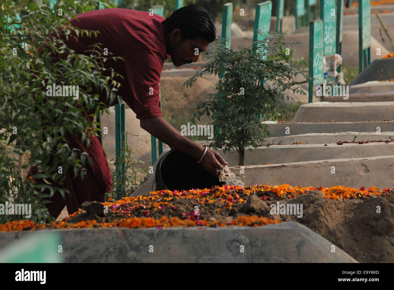 La popolazione pakistana pulisce i loro cari cimitero il 9 Muharram a Lahore. Con l'arrivo di Muharram-ul-Haram, la gente inizia a visitare i cimiteri o 'Shahr-i-Khamoshan', offrire "Fateha', riparare le tombe, lungo con grave escavatrice, muratori e operai per la manutenzione annuale delle tombe dei loro parenti e cari. © Rana Sajid Hussain/Pacific Press/Alamy Live News Foto Stock