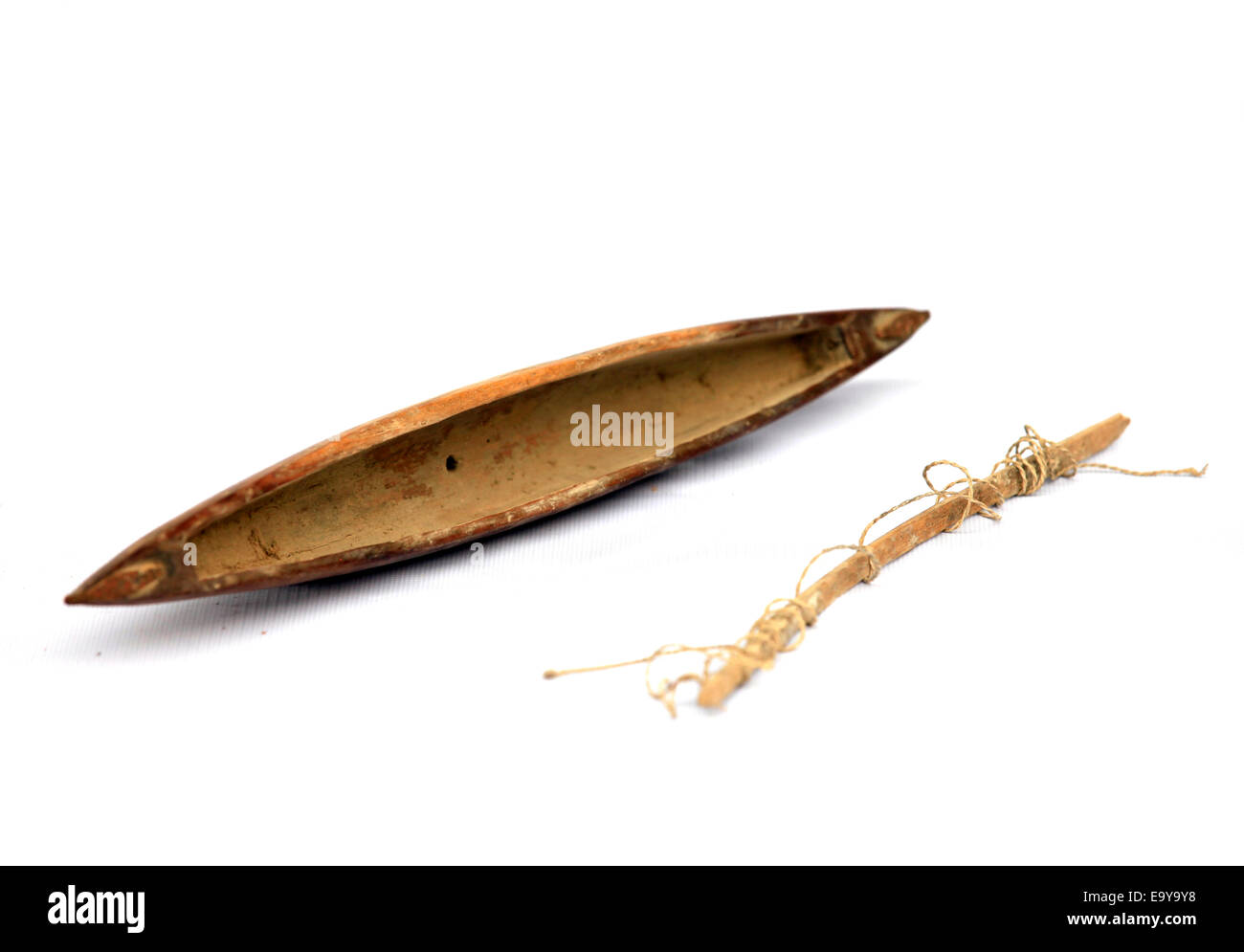 Vecchi oggetti di navetta di tessitura Foto Stock