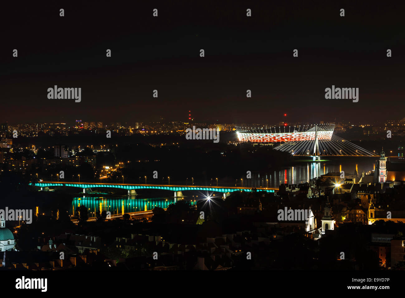 Lo stadio di Varsavia e il fiume Wistula di notte. Arena di Euro 2012. Foto Stock