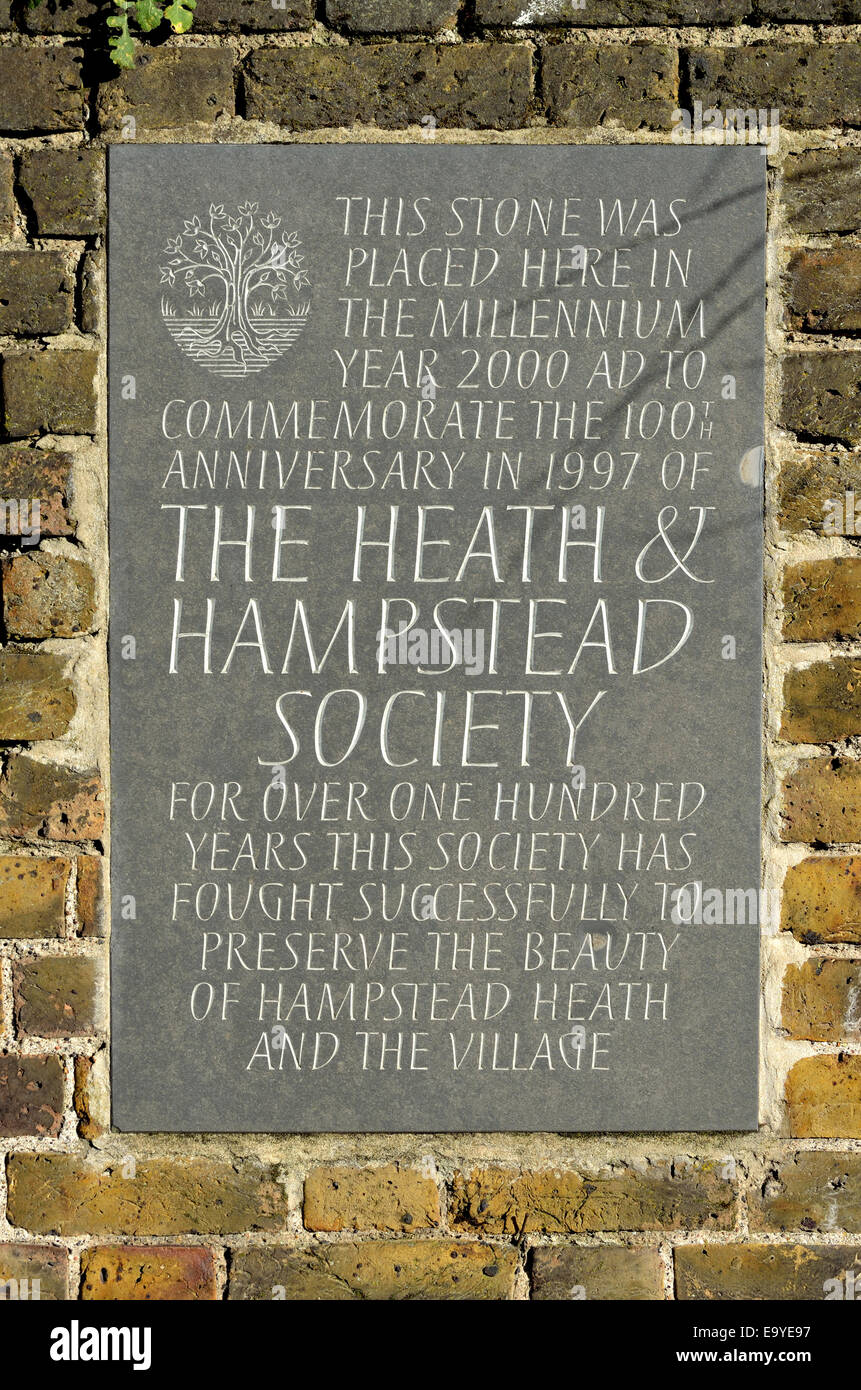 Londra, Inghilterra, Regno Unito. Hampstead - placca del centesimo anniversario del Heath e Hampstead Society Foto Stock