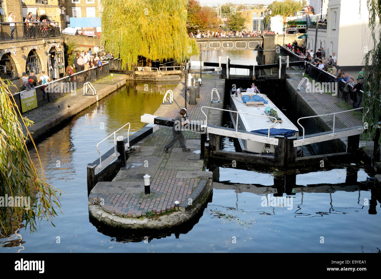 Londra, Inghilterra, Regno Unito. Barge in Camden Lock Foto Stock